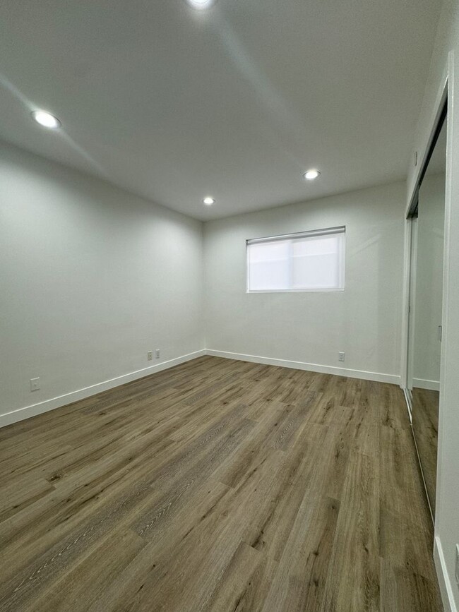 Building Photo - Renovated 2 Bedroom Condo for Lease on Rox...