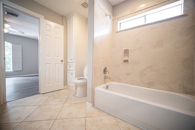 Building Photo - 4423 Lakeshore Forest Dr