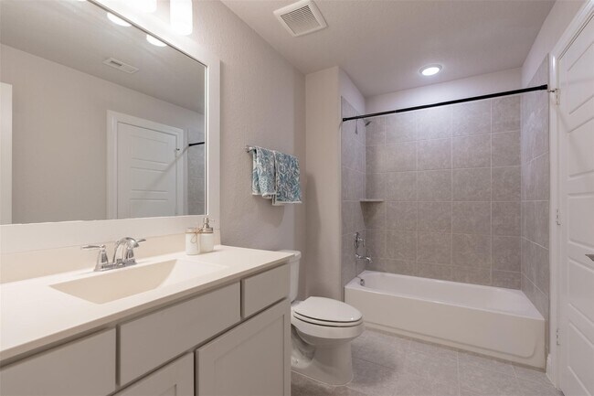Building Photo - 16611 Highland Country Dr