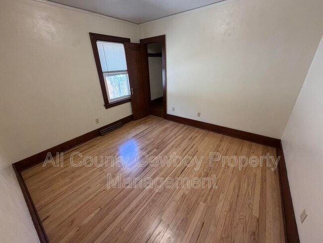 Building Photo - 557 N 8th St