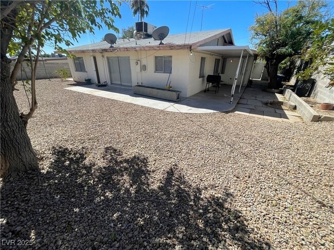 Building Photo - 2198 Capistrano Ave