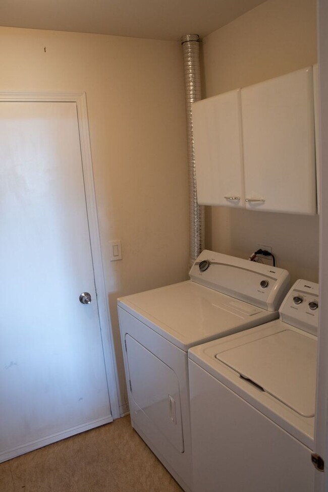 Building Photo - 24130 Walnut Cir