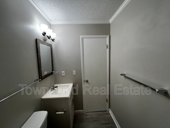 Building Photo - 5846 Century Oaks Dr