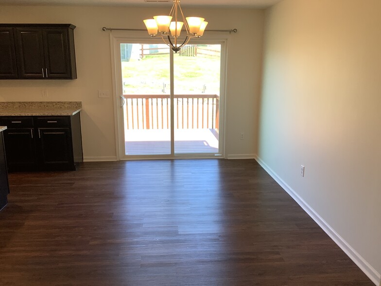 Building Photo - 5283 River Ridge Dr