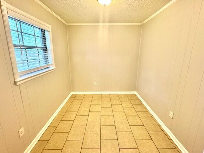Building Photo - OPEN HOUSE! Renovated Bartlett Home- Highl...