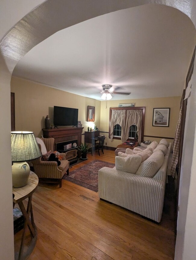 Building Photo - Avialable July 2026! 4 bedroom 2 bath hous...