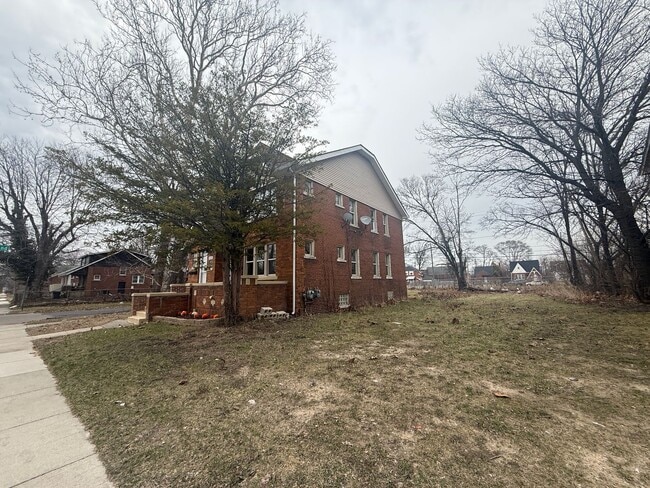 Building Photo - 15512 Mendota St