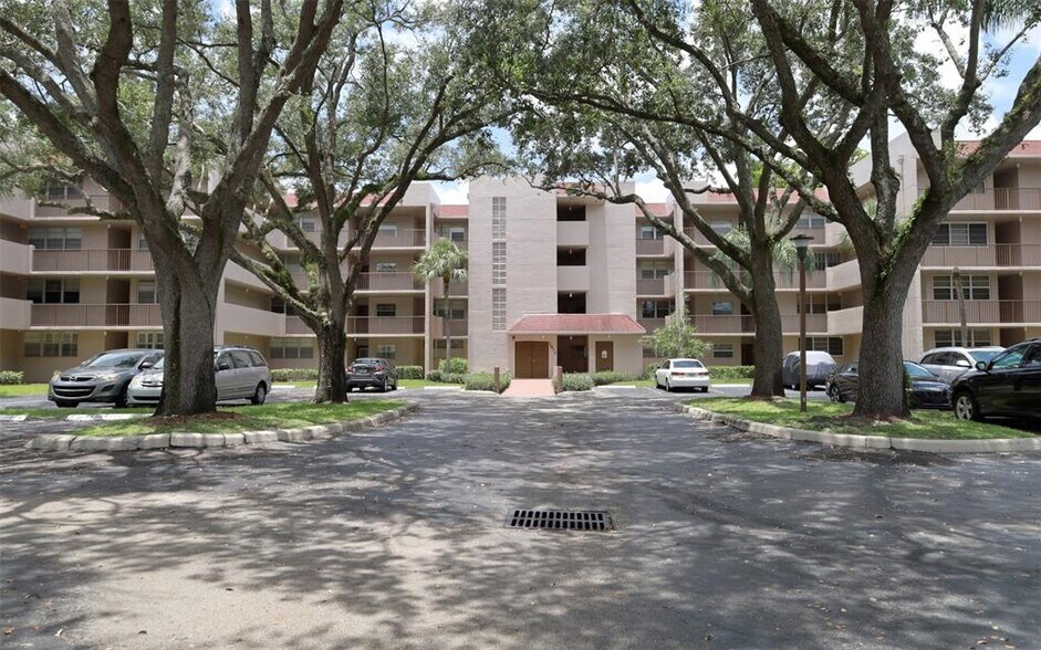 Building Photo - 1811 Sabal Palm Dr