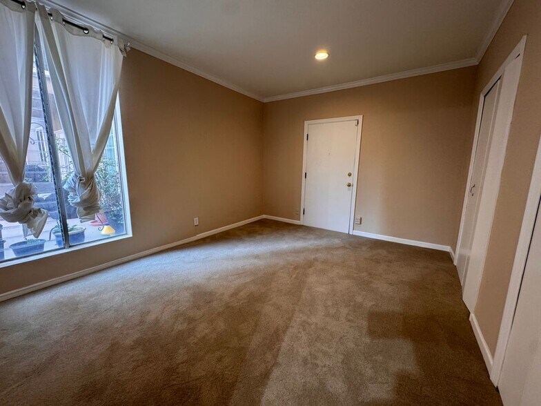 Building Photo - 8550 Holloway Dr