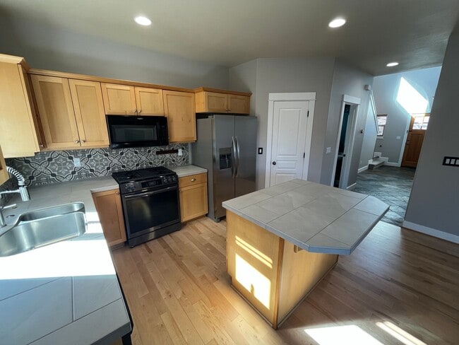 Building Photo - Beautiful and Spacious 4 Bed/2.5 Bath Home in NW Bend