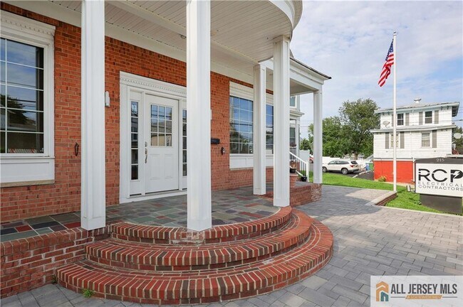 Building Photo - 215 Washington Rd