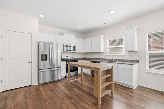 Building Photo - 2900 Bogart Ln