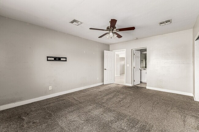 Building Photo - 1310 W Romo Jones St