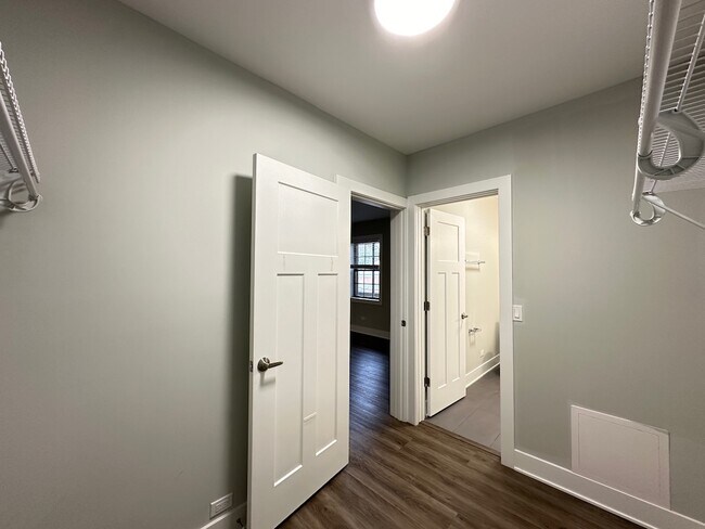 Building Photo - 735 Judson Ave