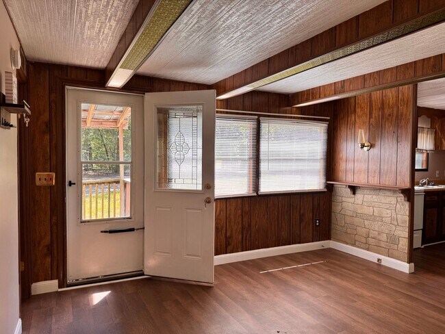 Building Photo - 3 Bed, 1.5 bath mobile home