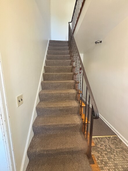 Building Photo - 142 N Riverview Dr