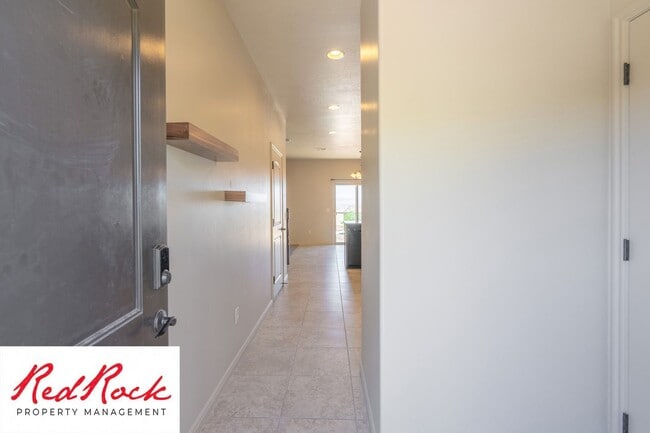 Building Photo - Lovely townhome with Community Pool!