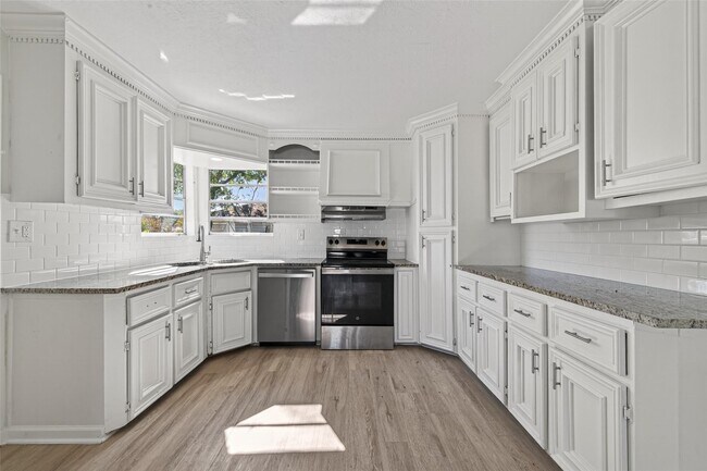 Building Photo - 4626 Dewberry St