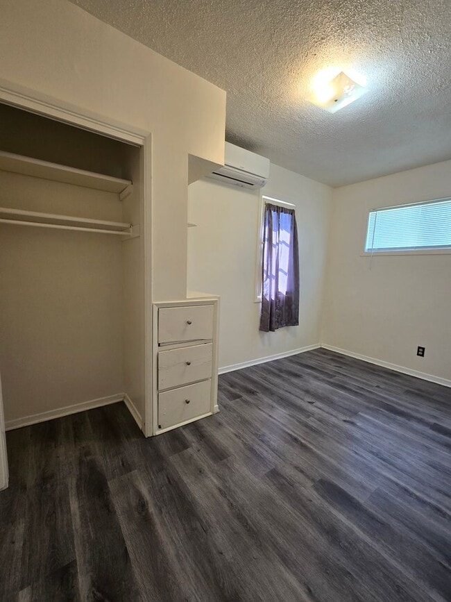 Building Photo - Pet Friendly 2 Bedroom House with a Storag...