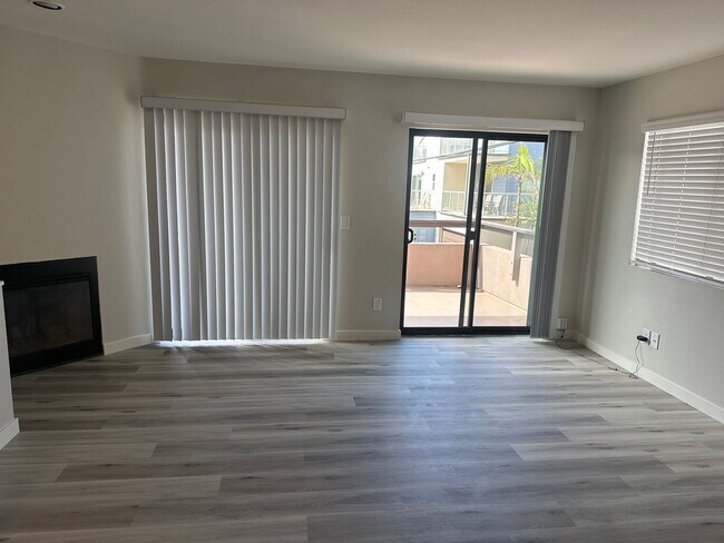 Building Photo - Mission Beach. 3 bedroom, 2.5 bath, 2 car garage,