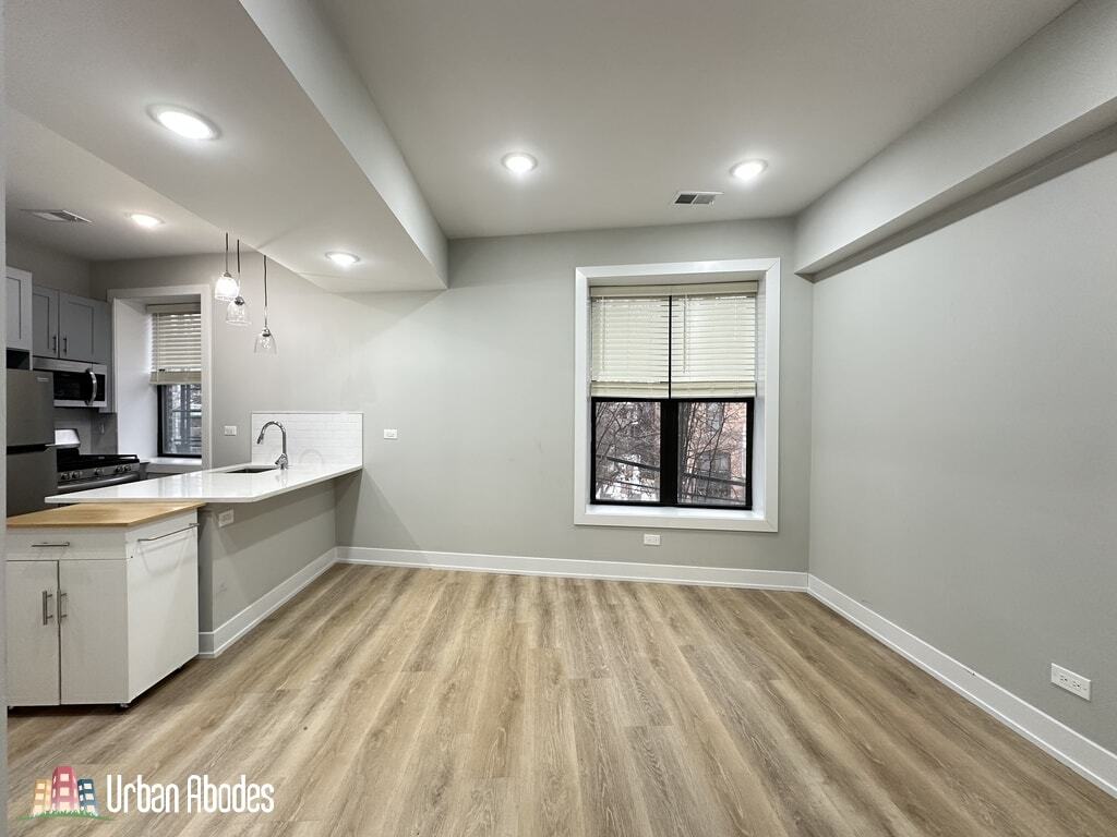 Building Photo - 445 W Belden Ave