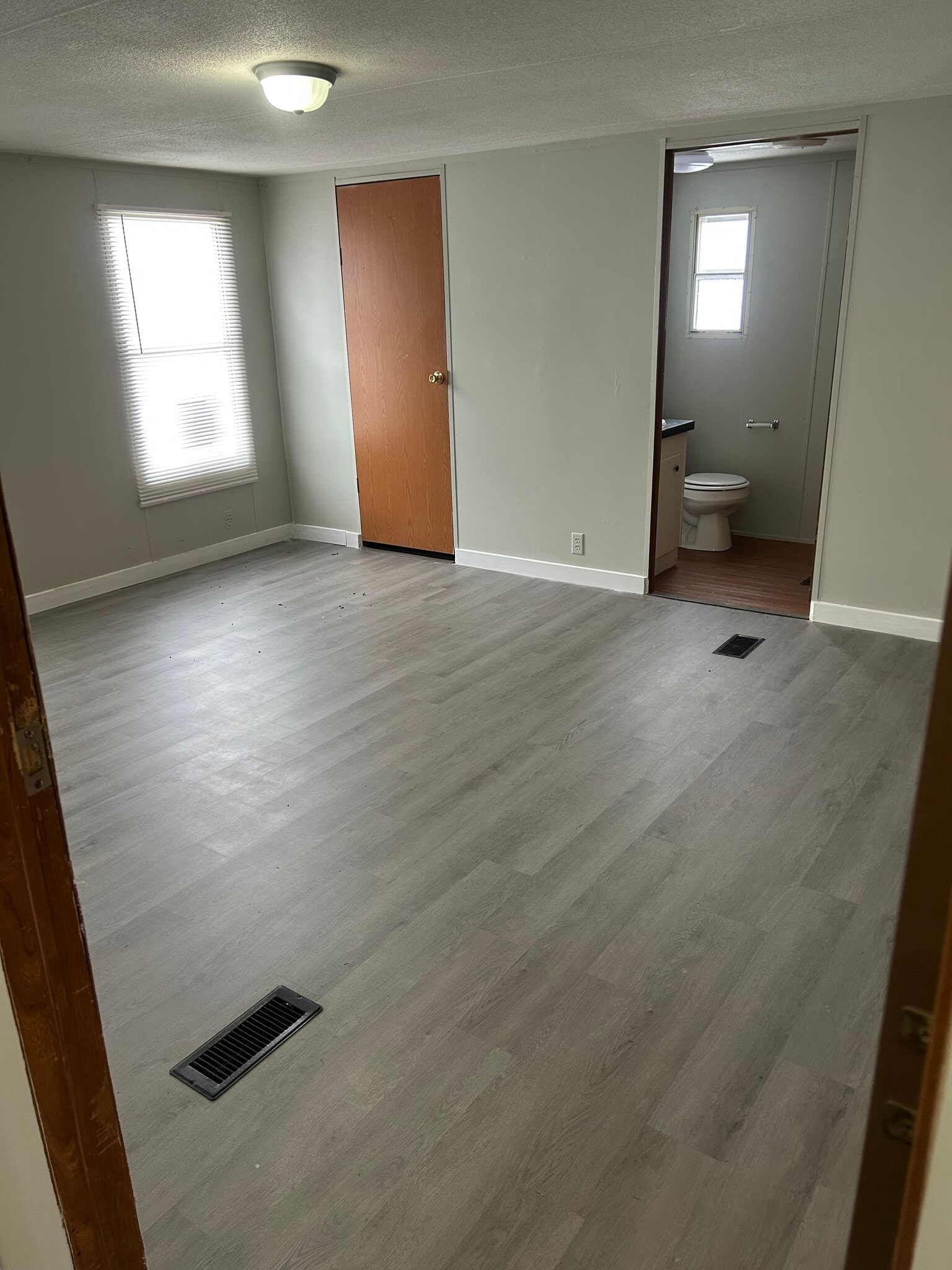 Master bedroom - 489 Vanzant Rd