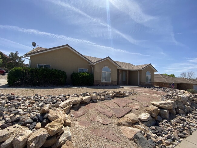 Building Photo - Welcome Home! Lovely 3 bed 2 bath home.