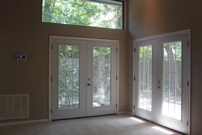 Building Photo - 3126 E Lake Cres Dr