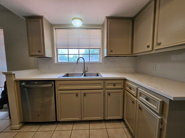 Building Photo - 1515 Desert Quail Ln