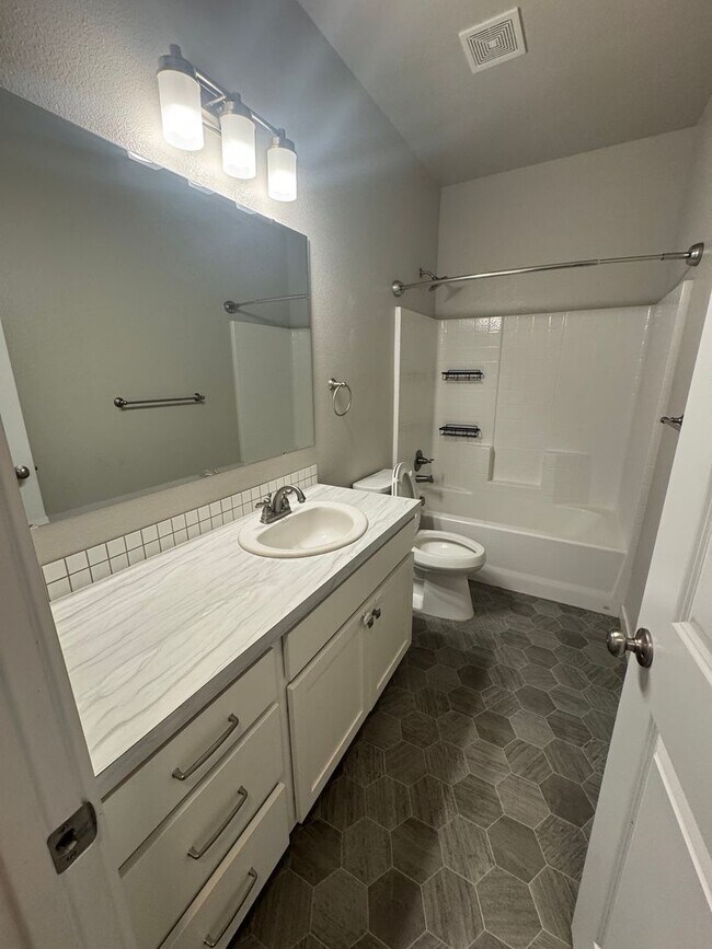 Building Photo - New on Market! Close to Freeway and Shopping!