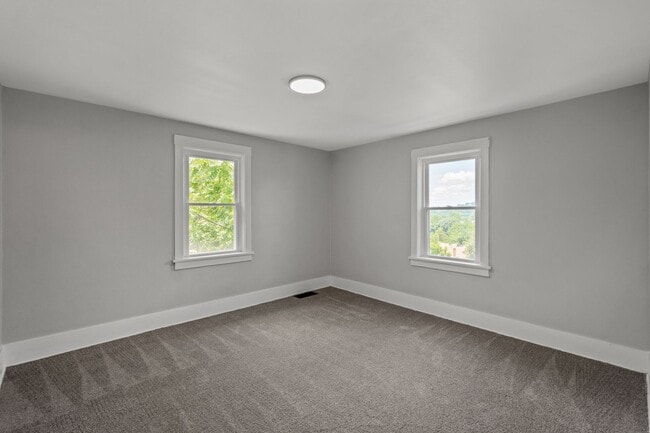 Building Photo - Stunning 3 bedroom home in Carrick available August 15!