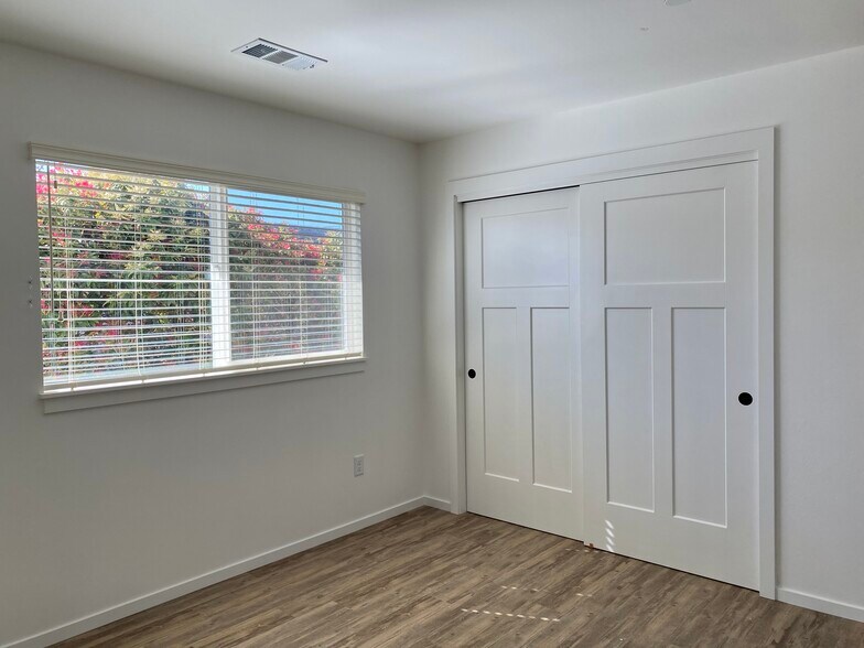 Building Photo - 1318 6th St