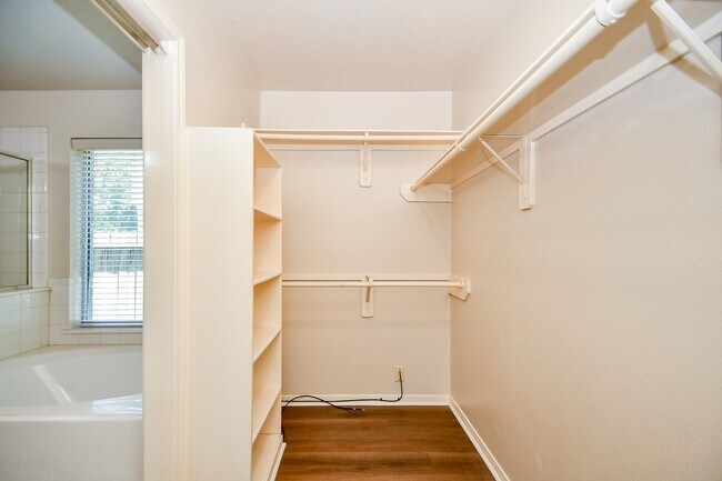 Building Photo - 1310 Lake Edinburg Ct