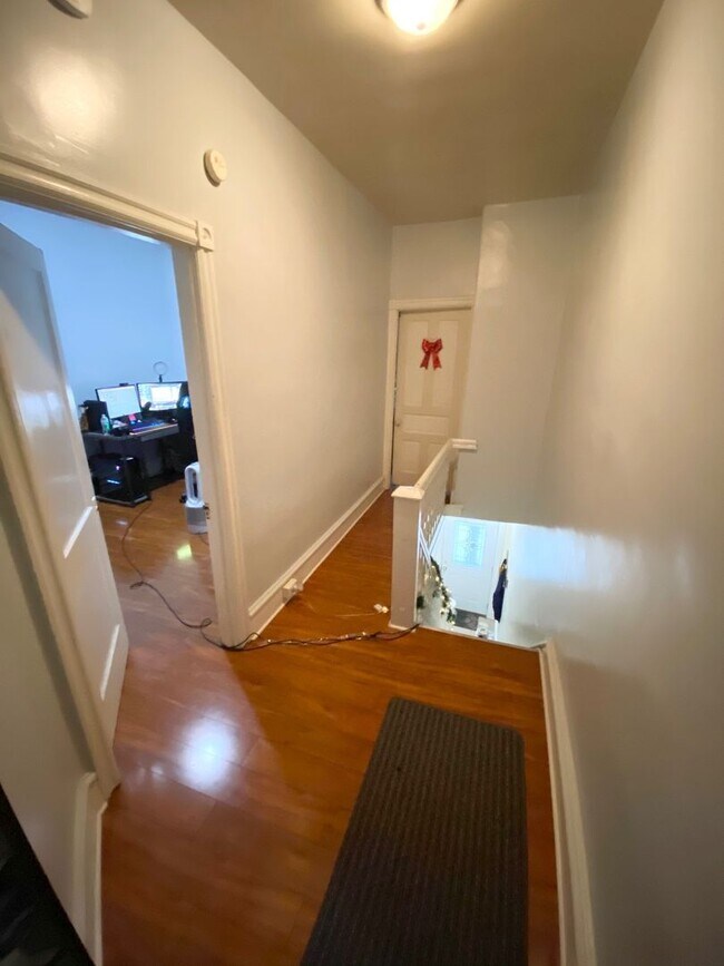 Building Photo - Spacious 3 or 4 Bedroom 2 Bathroom Available in Oakland, Modern Updates and Great Front Porch and...