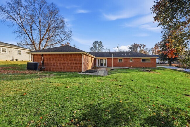 Building Photo - Large Ranch on Cul-de-sac