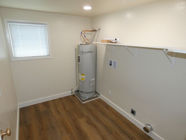 Building Photo - 330 E 6th St