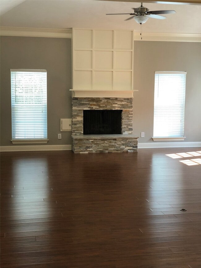 Building Photo - 10310 Chevy Chase Dr