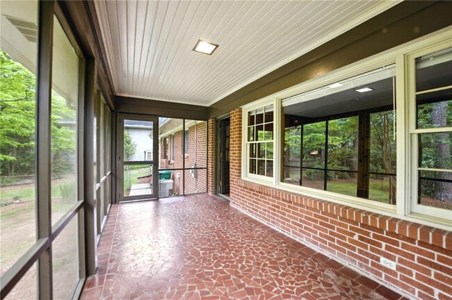 Building Photo - 2321 Tanglewood Rd