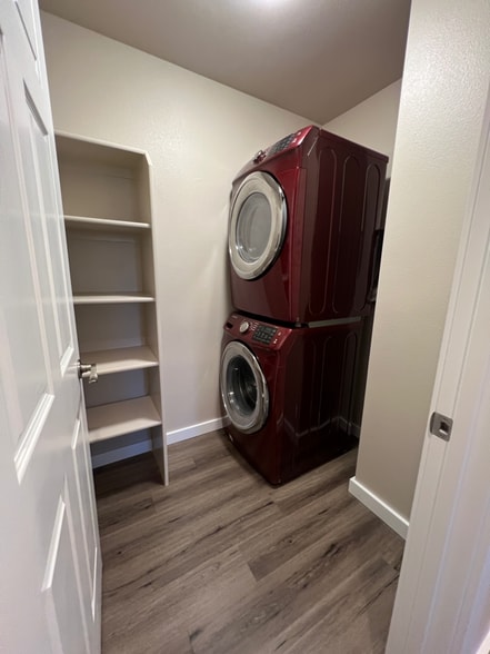 Building Photo - 1032 N Helen Ln