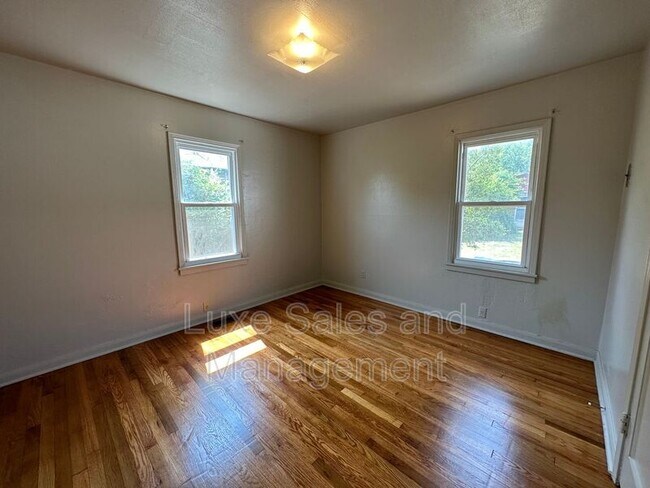 Building Photo - 206 E Myrtle Dr