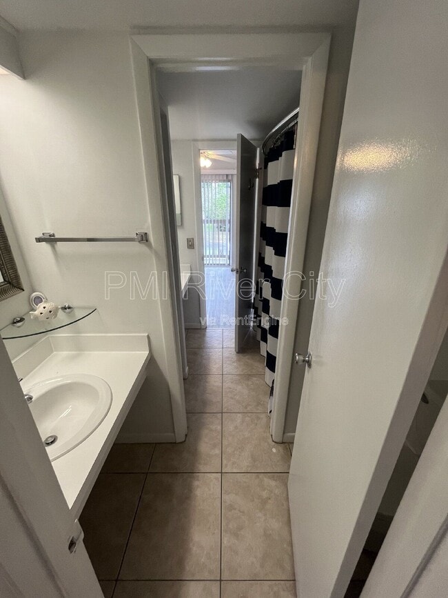 Building Photo - 2300 Twelve Oaks Dr