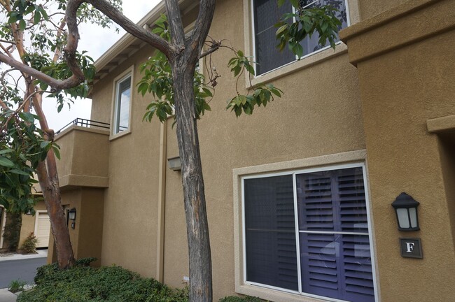 Building Photo - Charming Upper End Unit 2 Bed 2 Bath Condo
