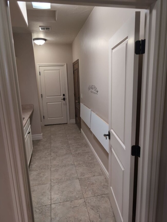 Building Photo - PET FRIENDLY -Spacious 6 Bedroom Home in St. George