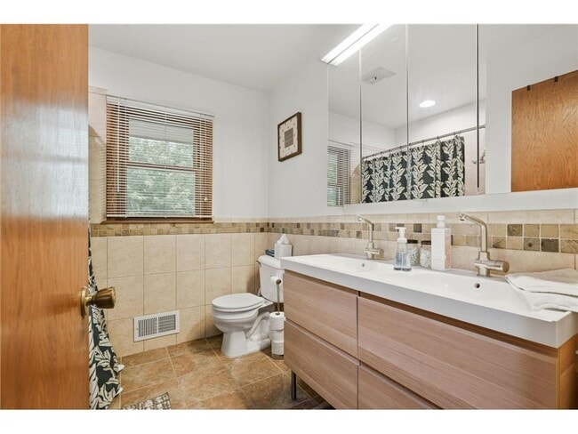 Building Photo - 3308 Roosevelt Ct NE