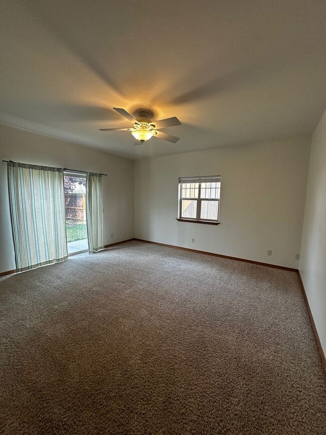 Building Photo - Beautiful 4 bedroom Home located in Centra...