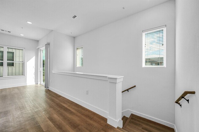 Primary Photo - 1601 Mustang Dr