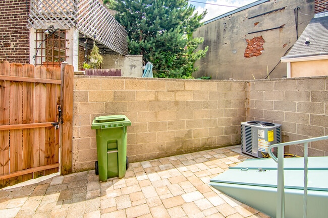 Bacckyard - 905 Fell St