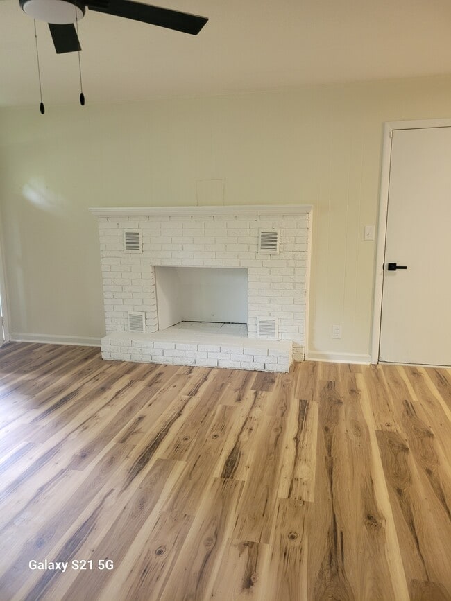 Building Photo - 214 Lakeshire Dr