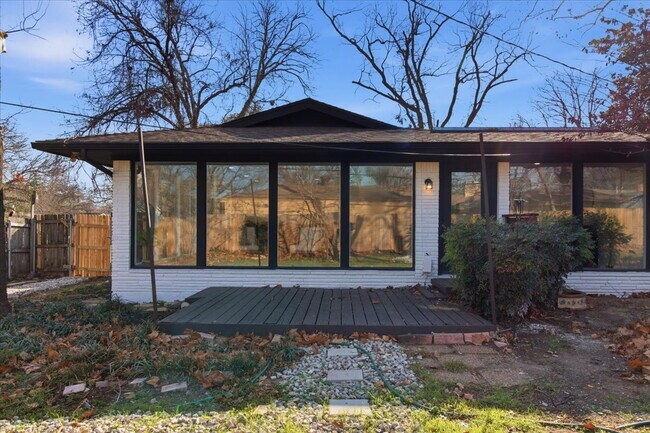 Building Photo - "Spacious 3-Bed, 2-Bath Gem with 2,155 Sq. Ft. on University Drive in Arlington, TX!"