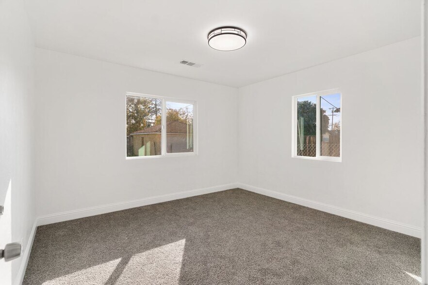 Building Photo - 301 10th St